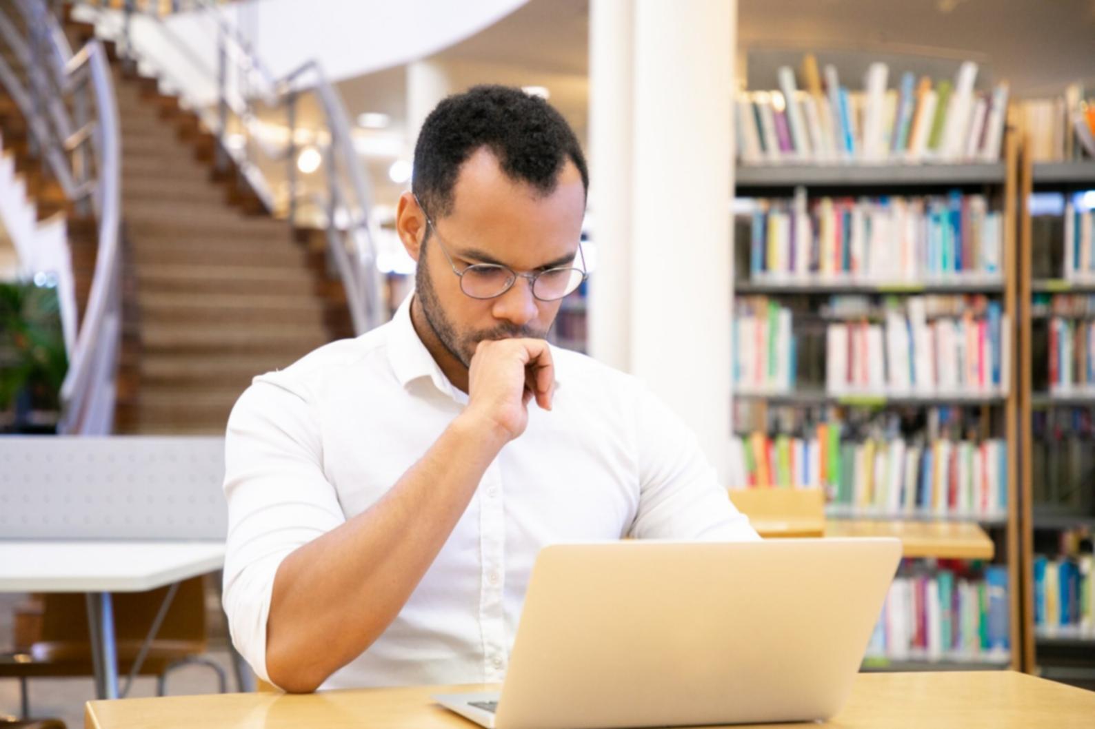 Estudiante trabajando en análisis financiero